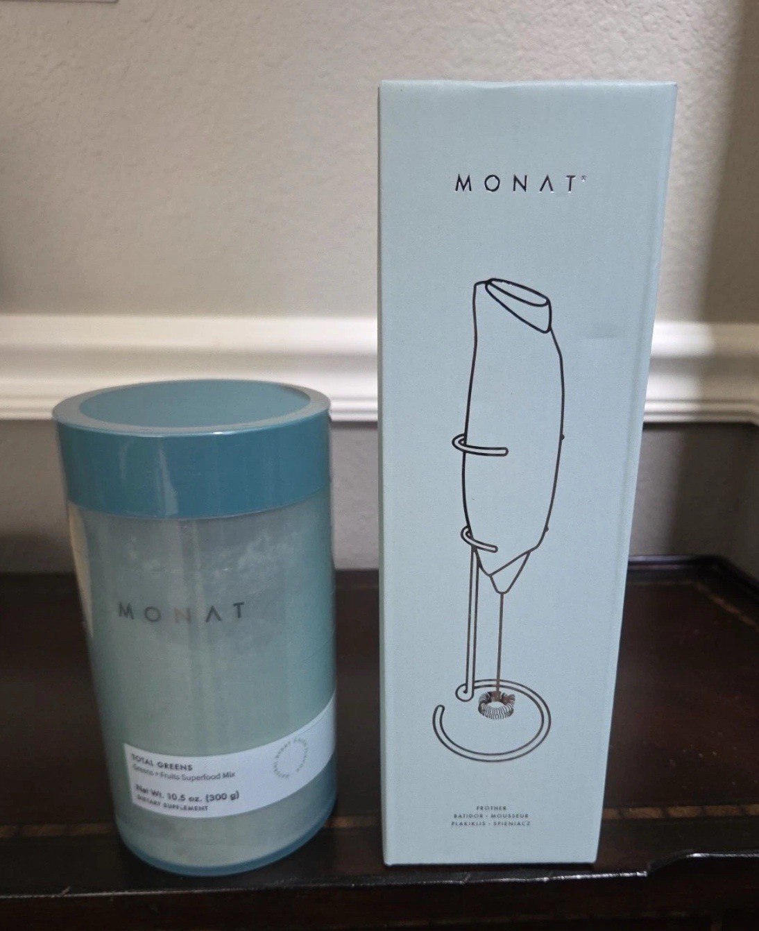 Monat Total Greens Superfood Mix Natural Berry Flavor 10.5 oz + Frother Ex: 7/26