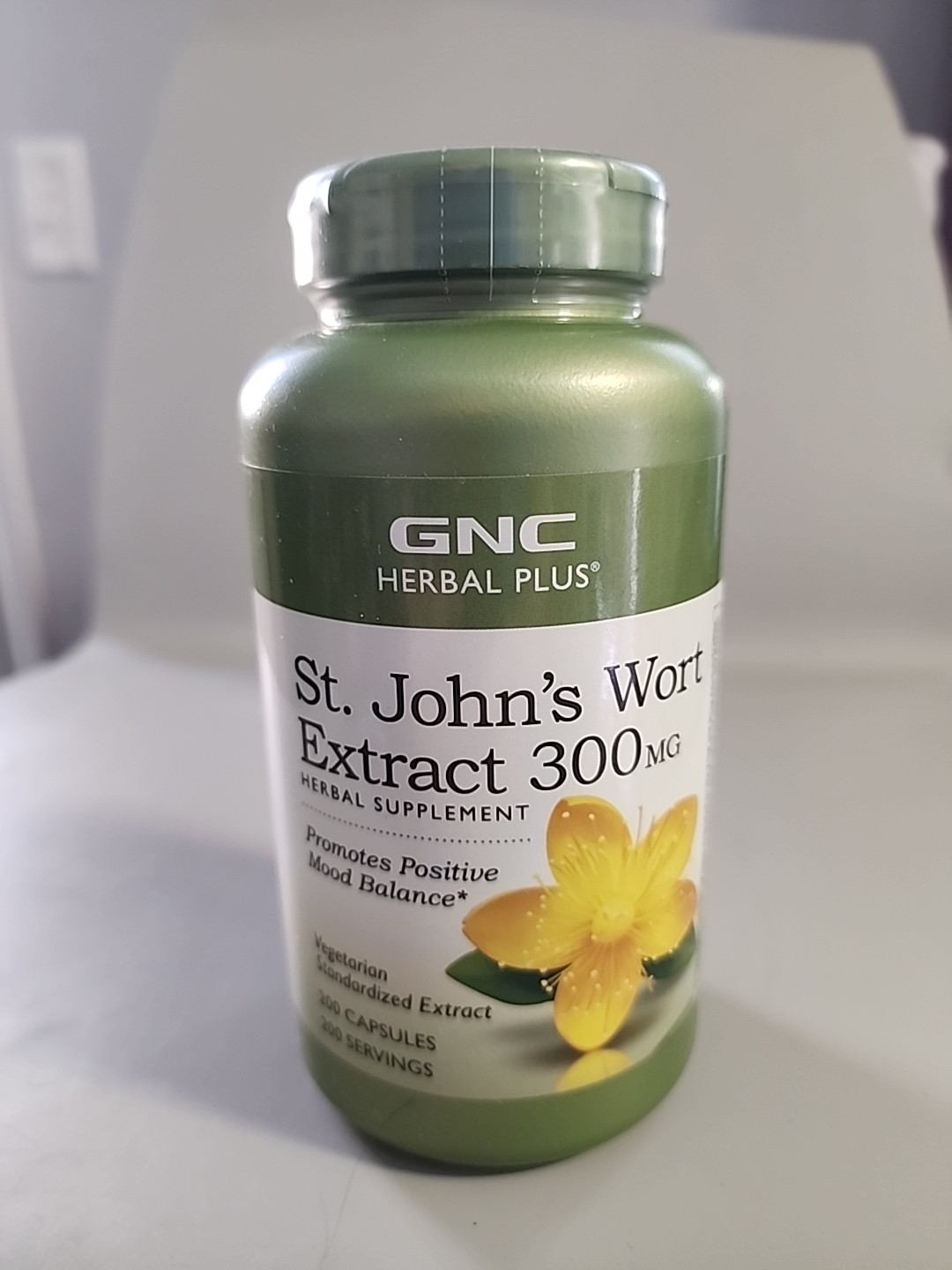 GNC Herbal Plus St. John’s Wort Extract 300MG – Positive Mood! – 200 Capsules
